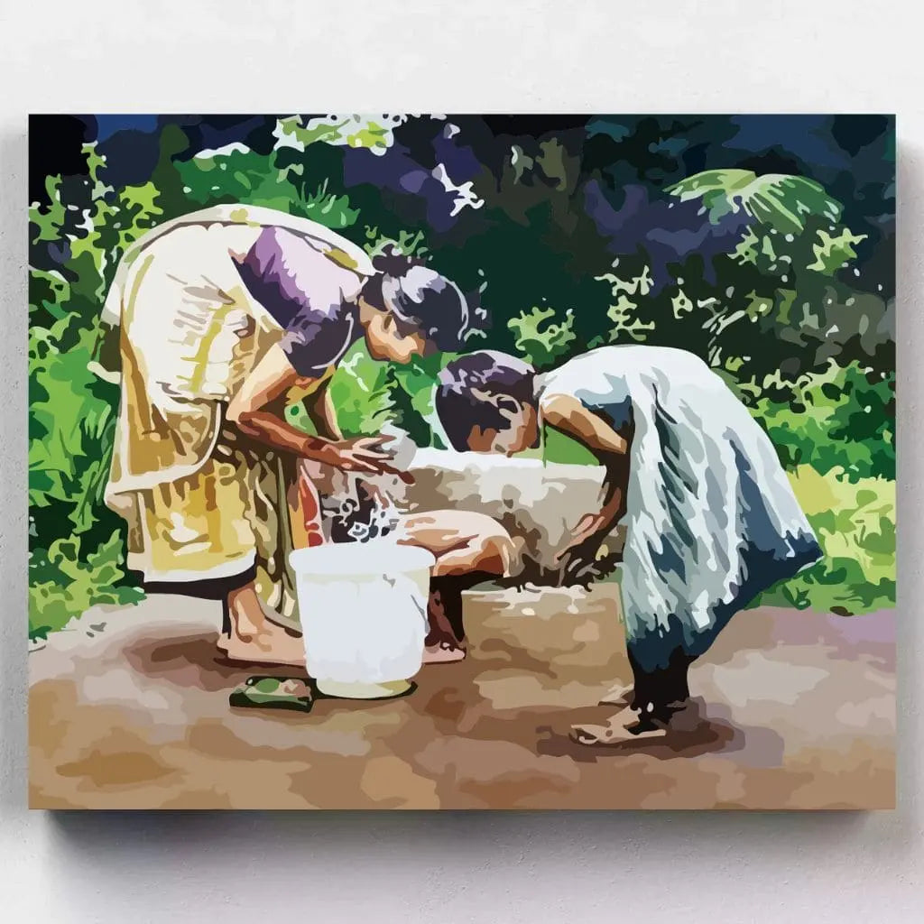 DIY Malen nach Zahlen – Morgendusche unter freiem Himmel mit indischer Familie auf Leinwand malen – liebevoller Moment & kulturelle Tiefe – exklusiv bei Artyroom.shop