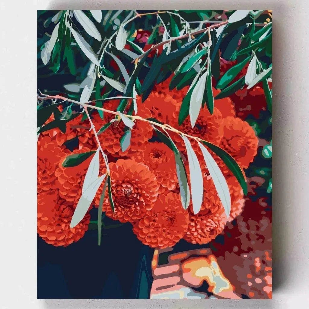 DIY Malen nach Zahlen – Leuchtende rote Dahlien unter grünem Blätterdach auf Leinwand malen – florales Motiv für kreative Entspannung – nur bei Artyroom.shop