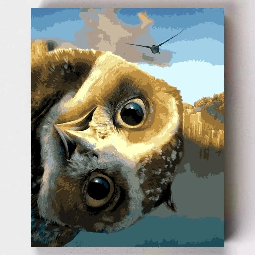 DIY Malen nach Zahlen – Verspielte Eule mit neugierigem Blick auf Leinwand malen – ideales Tiermotiv für Kinder & kreative Achtsamkeit – Artyroom.shop