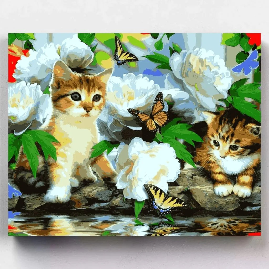 DIY Malen nach Zahlen – Zwei süße Kätzchen mit Schmetterlingen im Garten auf Leinwand malen – farbenfrohes Tiermotiv für kreative Achtsamkeit – nur bei Artyroom.shop