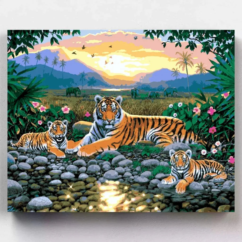 DIY Malen nach Zahlen – Tigerfamilie im Thai-Dschungel bei Sonnenuntergang auf Leinwand malen – Elefanten im Hintergrund – entspannendes Naturmotiv für Asien-Liebhaber – nur bei Artyroom.shop