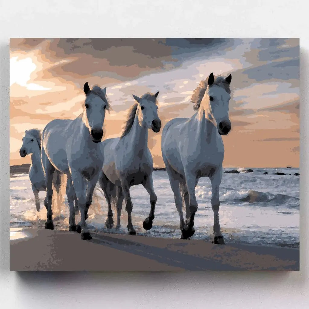 DIY Malen nach Zahlen – Weisse Pferde galoppieren am Strand bei Sonnenuntergang – ausdrucksstarkes Naturmotiv auf Leinwand malen – nur bei Artyroom.shop