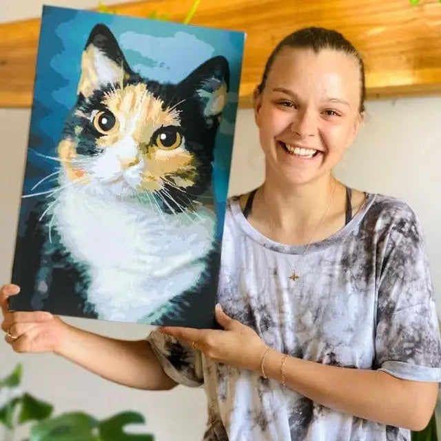 Kundin-zeigt-föhlich-ihr-gemaltes-Gemälde-ihrer-Katze-Malen-nach-Zahlen