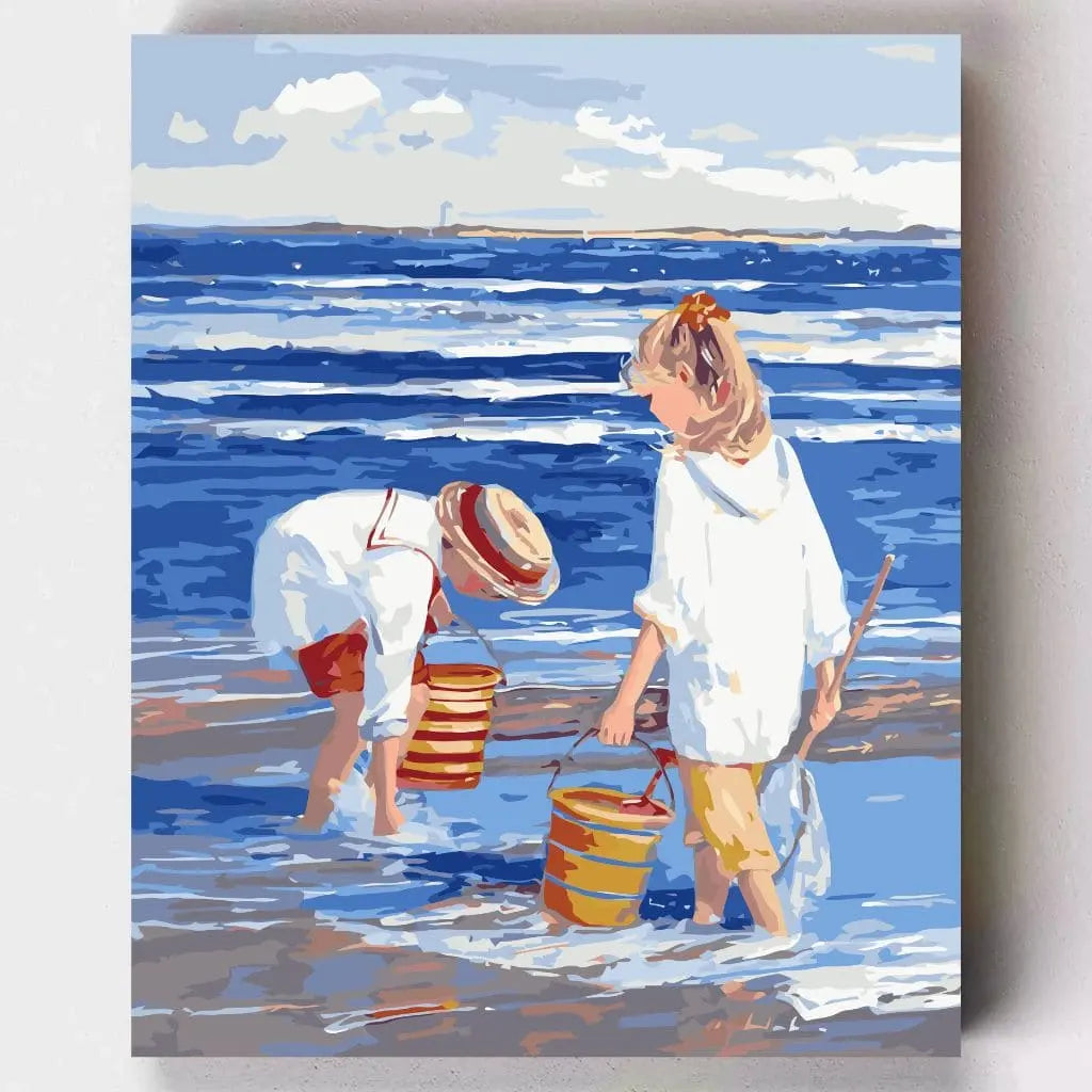 DIY Malen nach Zahlen – Zwei Kinder mit bunten Eimern beim Spielen am Sylter Strand auf Leinwand malen – liebevolles Nordseemotiv voller Sommernostalgie – nur bei Artyroom.shop
