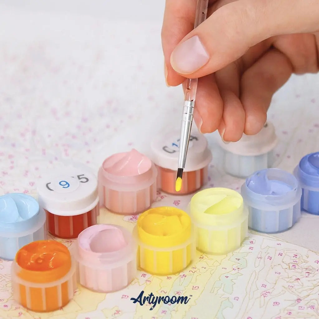 DIY Malen nach Zahlen – Nahaufnahme mit Pinsel, Acrylfarben & nummerierter Leinwand für kreatives Hobby – nur bei Artyroom.shop