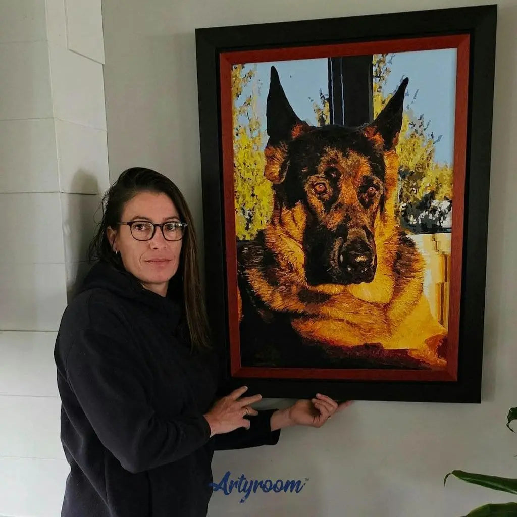 DIY Malen nach Zahlen – Deutscher Schäferhund als Kunstwerk auf Leinwand gerahmt – Kundin zeigt stolz ihr selbstgemaltes Haustierporträt – Artyroom.shop