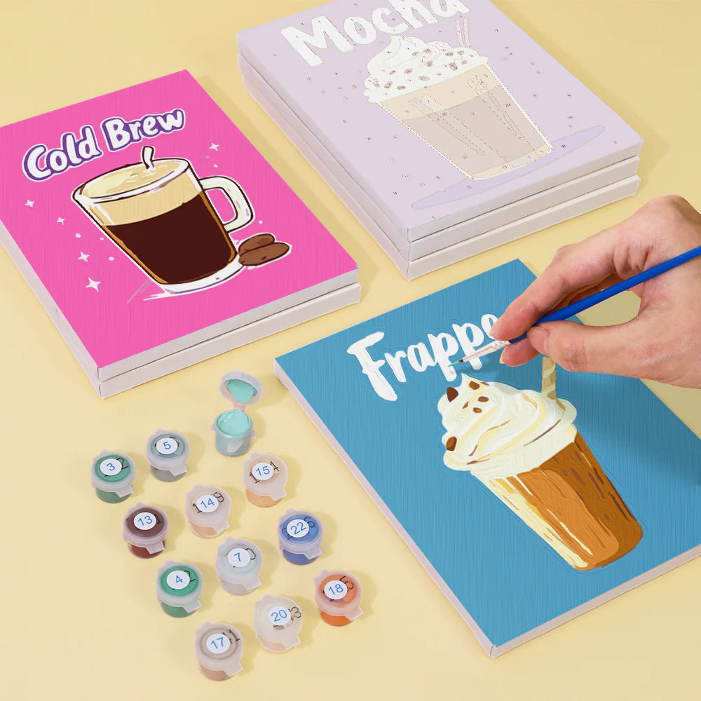 DIY Malen nach Zahlen – Frappe-Motiv aus der Kaffee-Kollektion wird liebevoll bemalt – kreative Entspannung & Genussmoment für Kaffeefans – nur bei Artyroom.shop