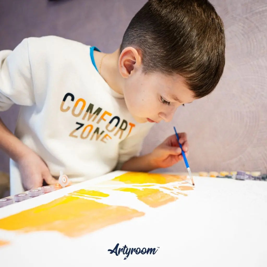 DIY Malen nach Zahlen – Junge konzentriert beim Ausmalen seines Kunstwerks mit Acrylfarben auf Leinwand – kreative Entspannung & Fokus für Kinder – nur bei Artyroom.shop