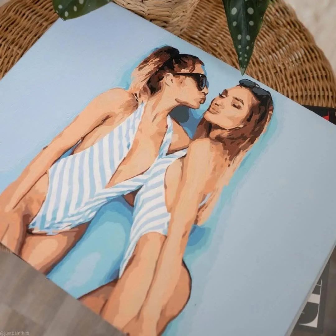 DIY Malen nach Zahlen – Fertiges Freundinnen-Gemälde mit Strandmotiv in zarten Blautönen – modernes Leinwandbild aus deinem Foto – Artyroom.shop