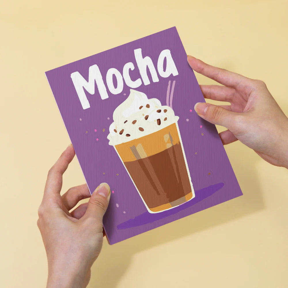 DIY Malen nach Zahlen – Mini Leinwand mit Mocha-Motiv in Händen halten – kreativer Kaffeemoment zum Nachmalen – exklusiv bei Artyroom.shop