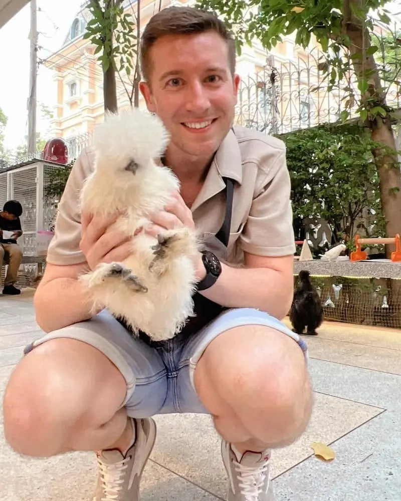 Daniel-CEO-Artyroom-mit-gerettetem-Huhn-in-der-Hand