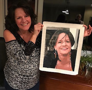 Frau-zeigt-mit-stolz-ihr-personalisiertes-Malen-nach-Zahlen-Gemälde