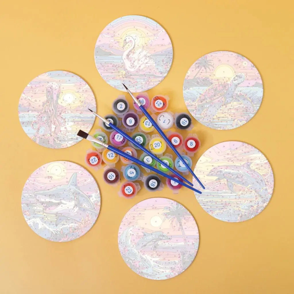 DIY Malen nach Zahlen Untersetzer mit Acrylfarben, Anleitung und Pinsel – Delfine, Flamingos, Schildkröte, Haifisch, Schwan, Octopus & Meeresmotive bei farbenfrohen tropischem Sonnenuntergang als Untersetzer selbst bemalen – für tropisches Sommerfeeling am Tisch – nur bei Artyroom.shop
