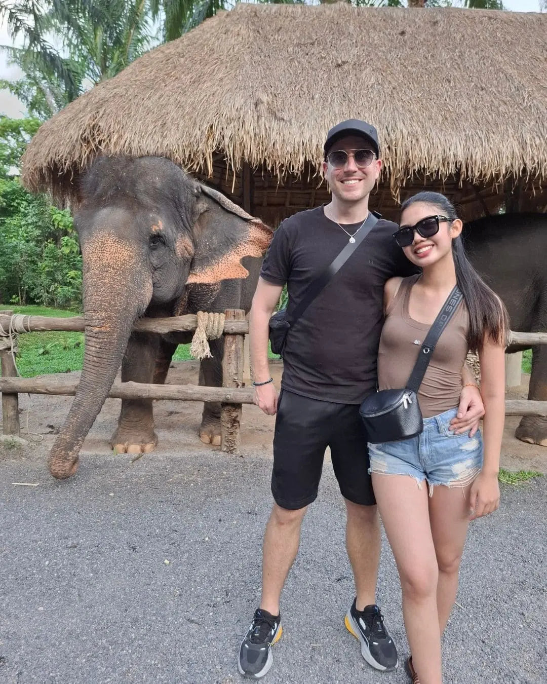 Daniel Jaeggi, Gründer von Artyroom, mit Partnerin Valentine bei einem Elefantenschutzprojekt – gelebter Tier- und Umweltschutz – Artyroom.shop