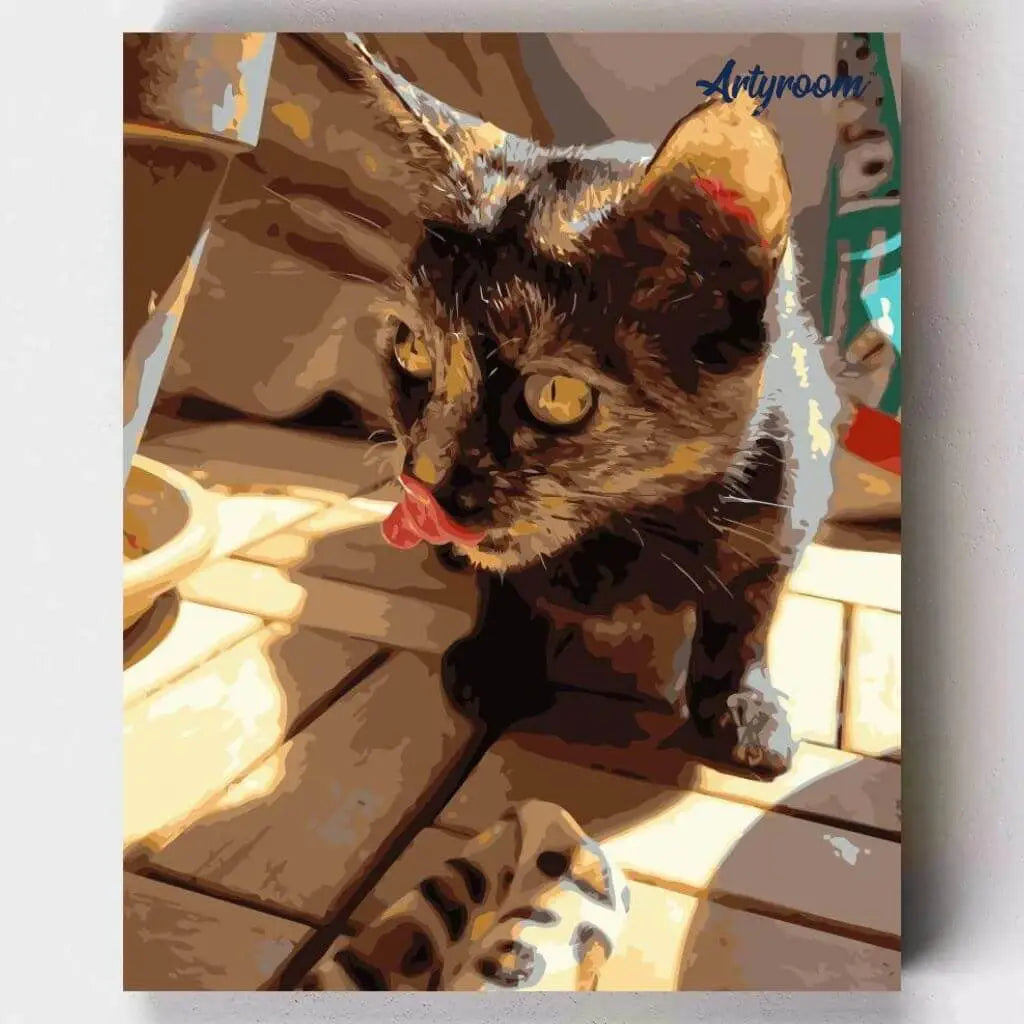 DIY Malen nach Zahlen – verspielte Katze mit gespitzter Zunge als Leinwand-Kunstwerk malen – dein Wunschmotiv als Tierporträt – nur bei Artyroom.shop