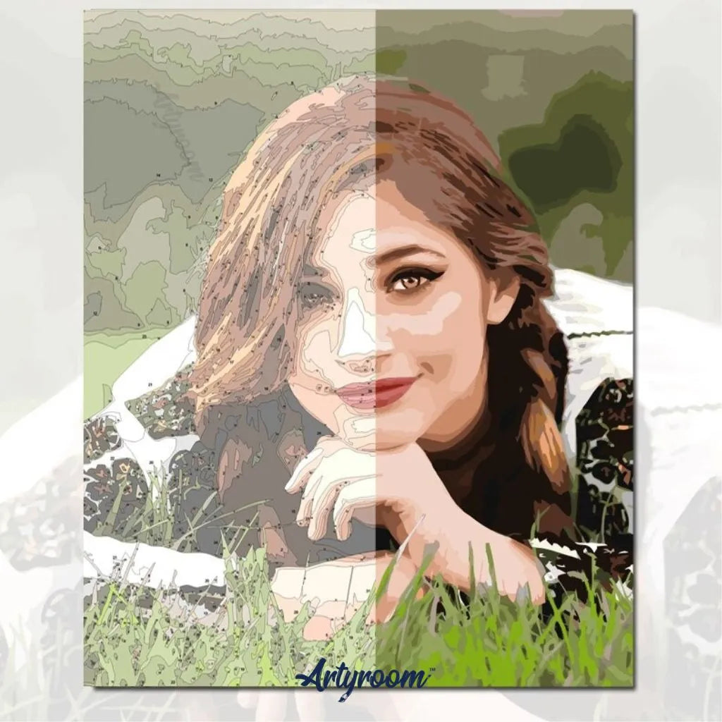DIY Malen nach Zahlen – Persönliches Wunschmotiv mit Vorher-Nachher-Effekt: Frau mit Zopf auf Wiese als detailgetreues Portrait auf Leinwand malen – Artyroom.shop