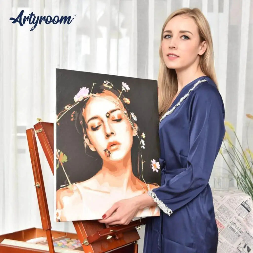 DIY Malen nach Zahlen – Kundin präsentiert ihr selbstgemaltes Wunschmotiv einer Frau mit Blumen auf dunklem Hintergrund – kunstvoll & ausdrucksstark – nur bei Artyroom.shop