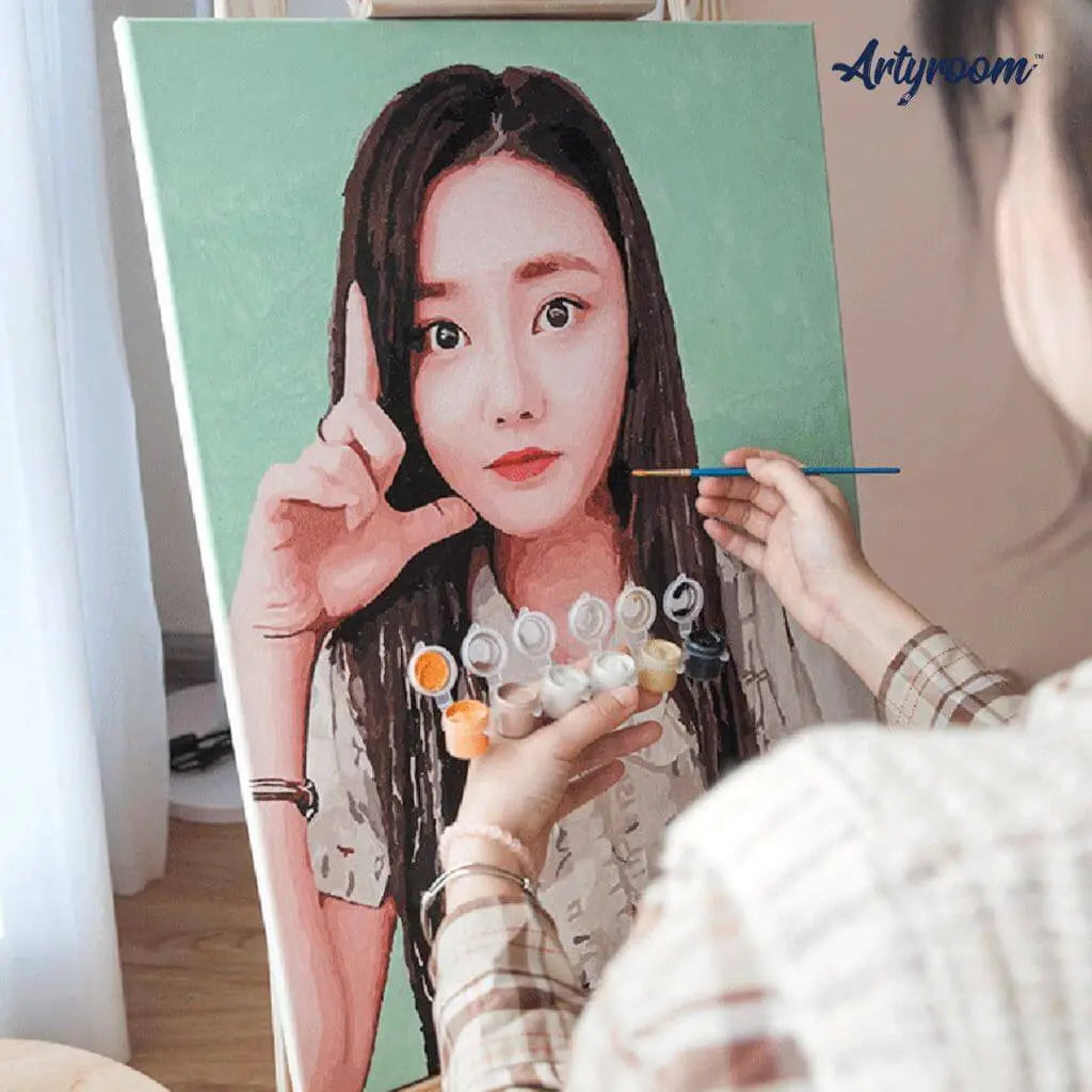 DIY Malen nach Zahlen – Selbstgemaltes Wunschmotiv einer jungen Frau mit grünem Hintergrund auf Leinwand – persönliche Erinnerung als Portrait – Artyroom.shop