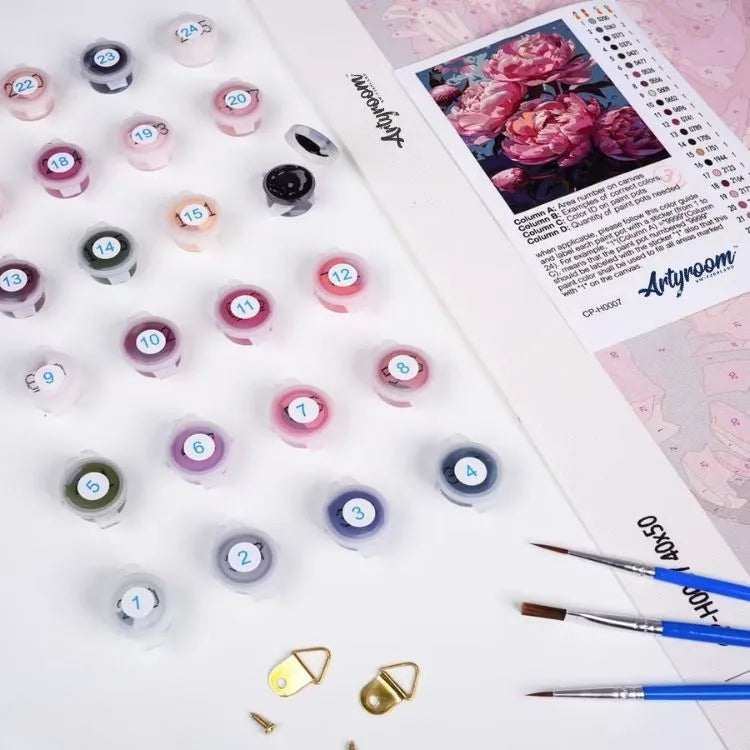 Malen nach Zahlen Set mit Farbbehältern, Pinseln und Vorlage – alles für die kreative Vorbereitung bereitgelegt