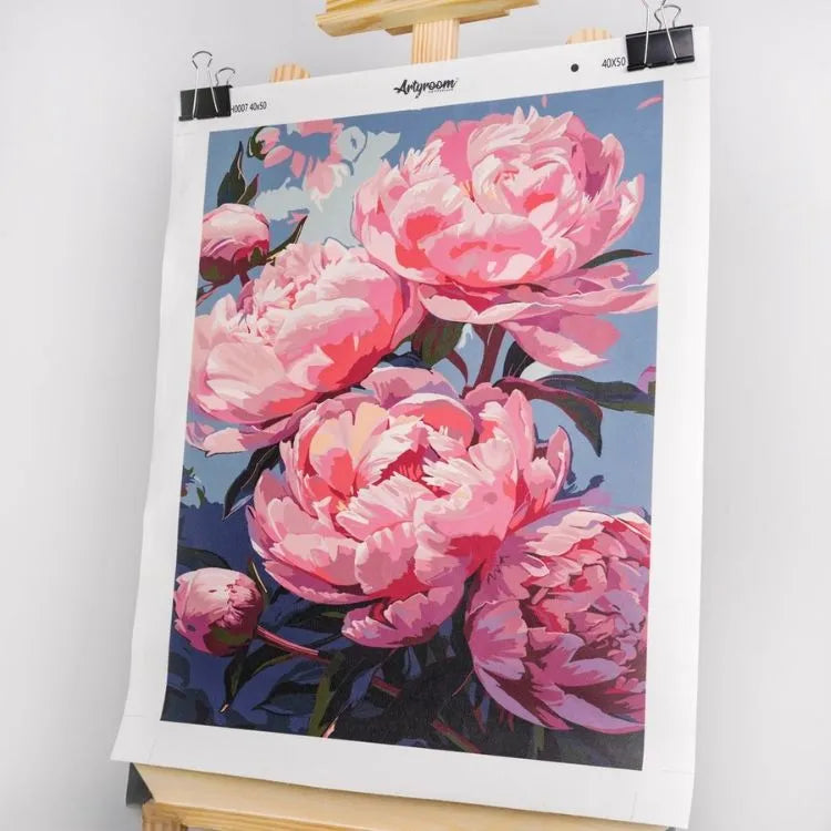 Fertig bemaltes Malen nach Zahlen Kunstwerk mit blühenden Pfingstrosen auf Staffelei