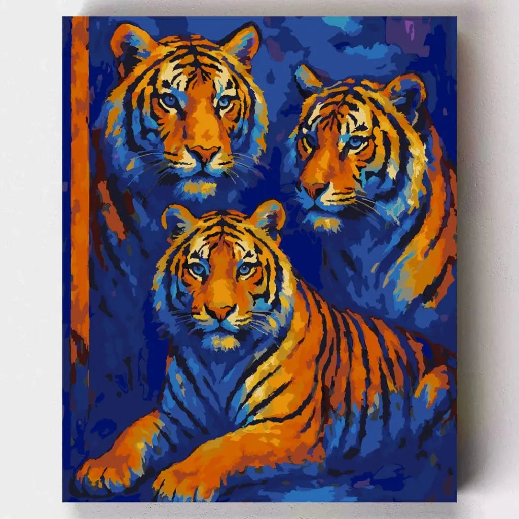 DIY Malen nach Zahlen – Drei kraftvolle Tiger in leuchtendem Orange und blauem Hintergrund auf Leinwand malen – für Tierliebhaber & künstlerische Entspannung – nur bei Artyroom.shop