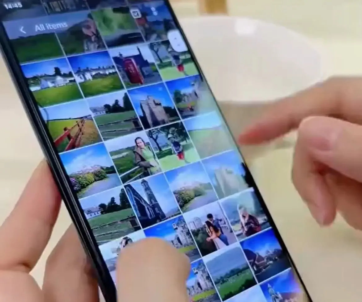 Ein Nutzer browsed auf einem Smartphone durch eine Fotogalerie – symbolisch für die Auswahl des persönlichen Motivs beim Malen nach Zahlen.