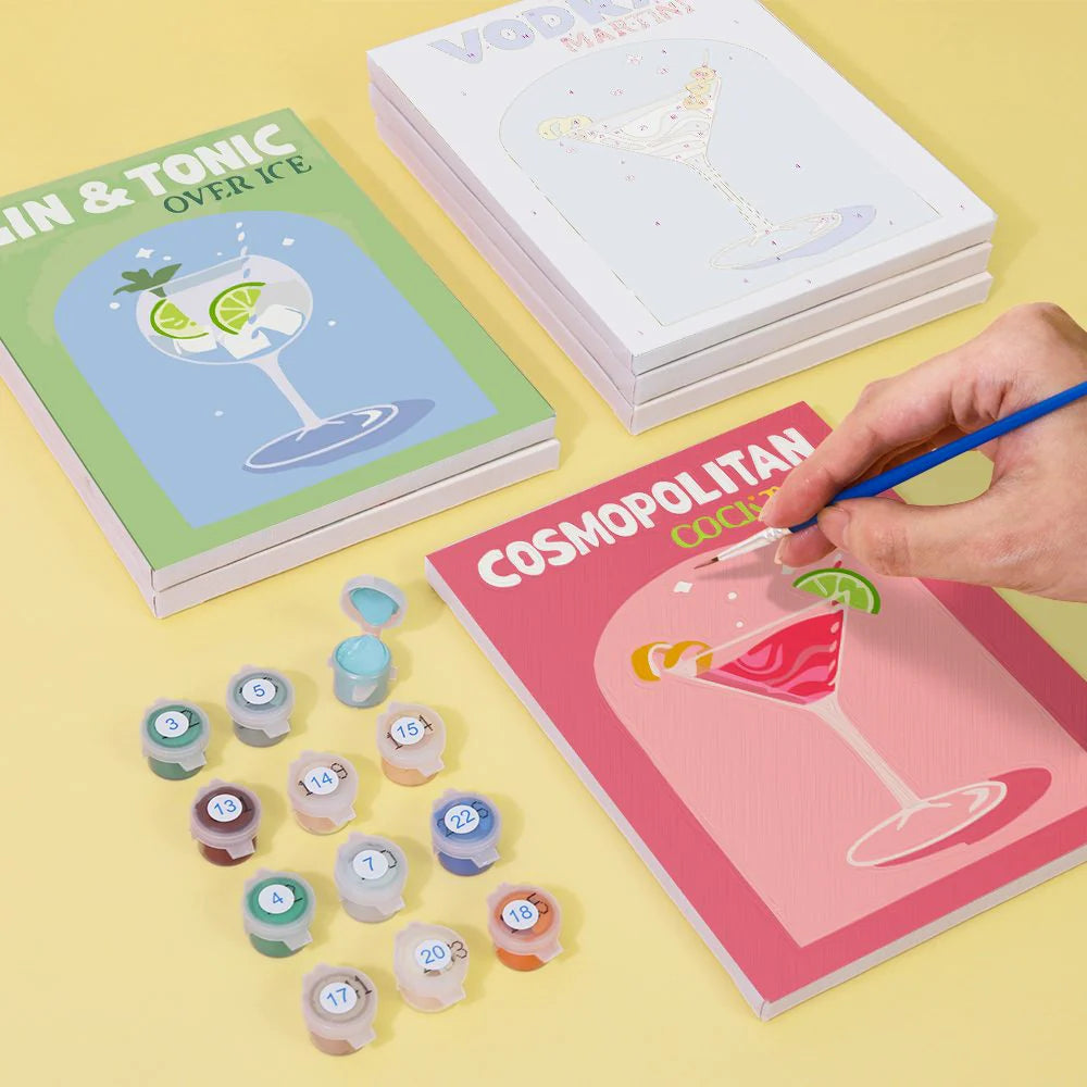 DIY Mini Malen nach Zahlen – Cocktail-Motive wie Cosmopolitan & Gin Tonic beim Ausmalen mit Farbtöpfchen & Pinsel – kreative Mini-Kollektion für entspannte Abende – nur bei Artyroom.shop