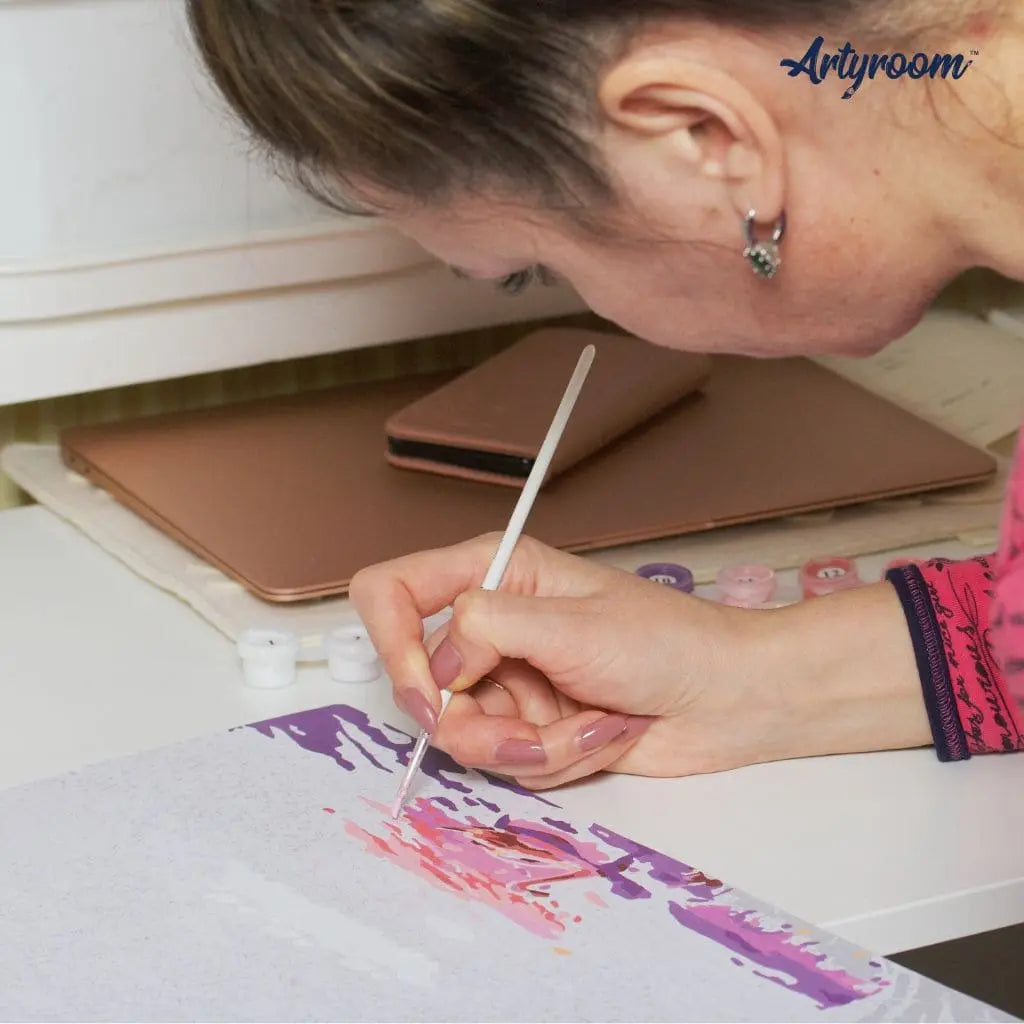 Malen nach Zahlen - Frau malt konzentriert - Artyroom Switzerland