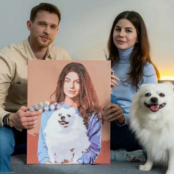 Paar-präsentiert-ihr-Malen-nach-Zahlen-mit-Foto-Gemälde-mit-Hund-Artyroom
