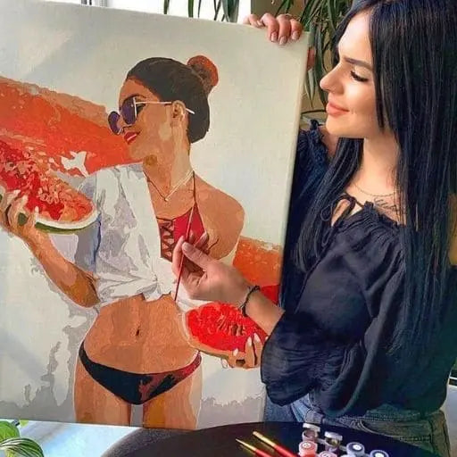 DIY Malen nach Zahlen – Kundin mit selbst gemaltem Sommerbild auf Leinwand: Wassermelonen, Bikini & Urlaubsvibes – kreative Auszeit mit Farbe – nur bei Artyroom.shop