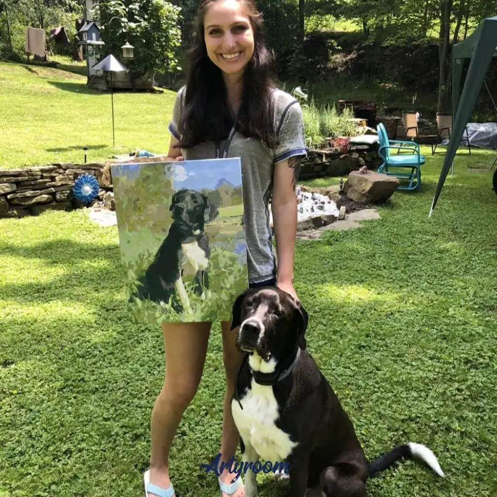 Kundin zeigt ihr Malen-nach-Zahlen-Wunschmotiv mit Hund – basierend auf eigenem Foto als personalisiertes Haustierportrait.